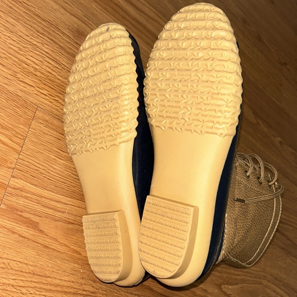 Women's Tan and Black Lace-Up Boots - Picture 8 of 8